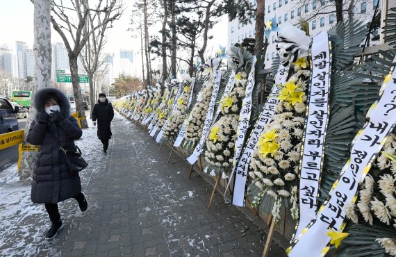 양부모의 학대로 숨진 '정인이 사건' 2차 공판이 열리는 17일 서울 양천구 서울남부지방법원 앞에 정인이를 추모 하는 조화 200개가 놓여 있다. 사진=박범준 기자