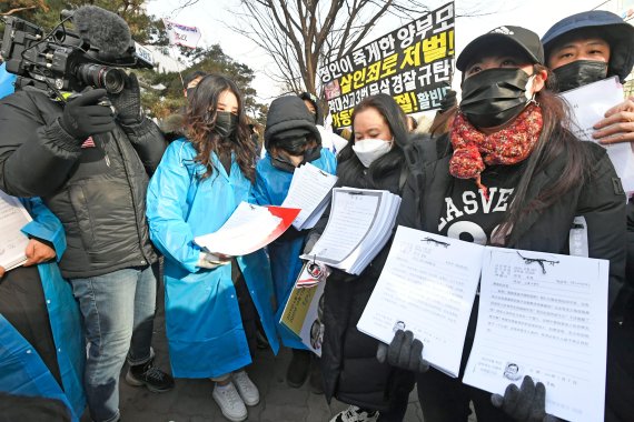 양부모의 학대로 숨진 '정인이 사건' 2차 공판이 열리는 17일 서울 양천구 서울남부지방법원 앞에서 대한아동학대방지협회 회원들이 입양부모의 살인죄 및 법정 최고형 선고를 요구하는 시위를 하며 해외에서 건너온 진정서를 법원에 제출하기 위해 이동하고 있다. 사진=박범준 기자