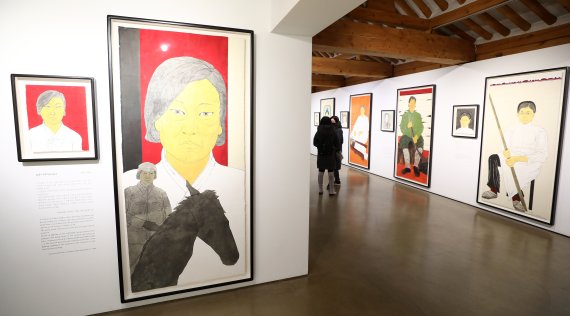 [서울=뉴시스]이영환 기자 = 17일 오전 서울 종로구 학고재에서 열린 윤석남 화백 개인전 '싸우는 여자들, 역사가 되다' 기자간담회에 참석한 기자들이 작품을 살펴보고 있다. 2021.02.17. 20hwan@newsis.com