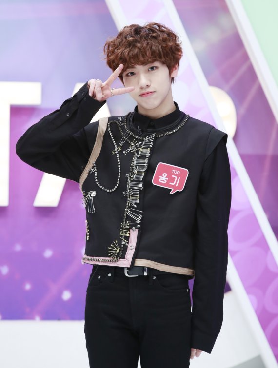 그룹 티오오(TOO) 웅기가 13일 서울 마포구 상암동 tbs 오픈스튜디오에서 열린 tbs '팩트인스타' 녹화 현장 공개에 참석해 포즈를 취하고 있다. 2020.4.13/뉴스1 © News1 권현진 기자