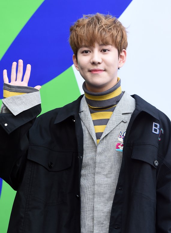 블락비 박경이 18일 오후 서울 동대문디자인플라자(DDP)에서 열린 ‘2017 S/S 헤라 서울패션위크’ 디자이너 고태용의 비욘드 클로젯(BEYOND CLOSET) 쇼에 참석해 손을 들어 포즈를 취하고 있다. © News1 고아라 기자