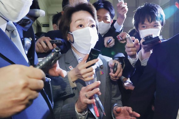 하시모토 세이고 도쿄올림픽 조직위원회 회장이 지난 17일 회장직에 정식 선출되기 전, 취재진에 둘러싸여 있다. AP뉴시스