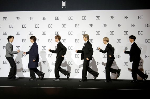 BTS(방탄소년단)의 다이너마이트가 미국 빌보드 핫100차트에서 25주 연속 톱 50에 올랐다. BTS는 내일 19일 새 앨범 '비'(BE)(Essential Edition)를 발매한다. /사진=뉴스1