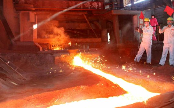 (평양 노동신문=뉴스1) = 북한 노동당 기관지 노동신문은 지난 15일 "황해제철연합기업소의 일꾼들과 노동계급이 국가경제발전 5개년 계획 수행의 첫해부터 철강재 생산에서 실질적인 전진을 가져오기 위하여 완강한 투쟁을 벌이고 있다＂면서 관련 사진을 공개했다. 제철연합기업소 내부에서는 선전선동 일꾼들이 빨간 깃발을 들고 노동자들을 고무하고 있다. [국내에서만 사용가능. 재배포 금지. DB 금지. For Use Only in the Republic of Korea. Redistribution Prohibited] rodongphoto@n