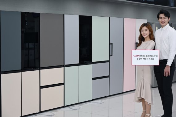 LG전자 모델들이 서울 강서구에 위치한 LG베스트샵 강서본점에서 한마음 동행 페스타를 소개하고 있다. 사진 왼쪽부터 LG 오브제컬렉션 상냉장 하냉동 냉장고, 김치냉장고, 1도어 컨버터블 냉장고. (LG전자 제공)/뉴스1