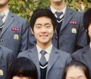 배우 조병규의 초·중학교 동창이 온라인에 올린 조병규의 중학교 졸업앨범 사진