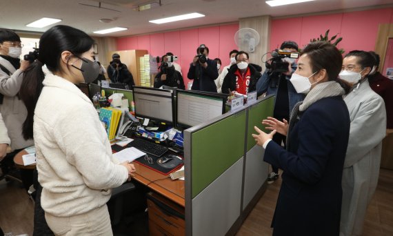 나경원 "70세 이상 어르신 재산세 50% 감면..자식같은 서울시"