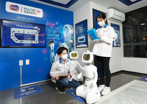 18일 키자니아 서울의 한컴로보틱스 로봇연구소에서 어린이들이 로봇을 활용한 체험에 참여하고 있다. 한컴로보틱스 제공