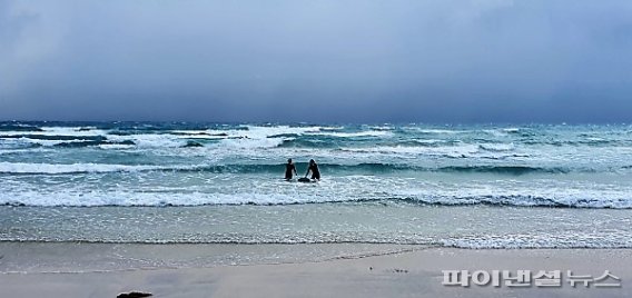 지난 17일 풍랑주의보가 내려진 제주 해상에서 불법 서핑을 즐긴 20대 여성 2명이 해경에 적발됐다. [제주해양경찰서 제공]