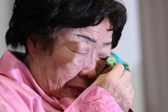 일본군 위안부 피해자 이용수(93) 할머니가 16일 서울 중구 프레스센터에서 열린 기자회견에서 흐르는 눈물을 닦고 있다. 이 할머니는 이 자리에서 위안부 피해자를 '자발적 매춘부'라고 규정한 마크 램지어 하버드대 교수의 역사왜곡을 규탄하며, 피해자 중심 문제 해결을 위해 위안부 문제를 국제사법재판소(ICJ)에 회부해 달라고 요청했다. 이용수 할머니는 오는 17일 미국 하버드대 학생들이 여는 온라인 세미나에서 위안부 피해에 대해 증언한다. 2021.2.16/뉴스1 © News1 오대일 기자