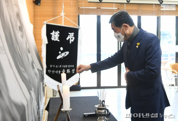 [포토뉴스] 윤화섭 안산시장 故 백기완 선생 조문