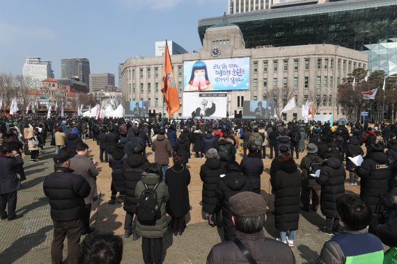 19일 오후 서울 중구 서울광장에서 고 백기완 통일문제연구소장의 영결식이 엄수되고 있다. /사진=뉴스1