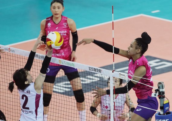 (인천=뉴스1) 송원영 기자 = 19일 오후 인천 계양체육관에서 열린 프로배구 '2020-21시즌 도드람 V리그' 여자부 흥국생명과 KGC인삼공사의 경기에서 흥국생명 브루나가 공격을 하고 있다. 2021.2.19/뉴스1 /사진=뉴스1화상