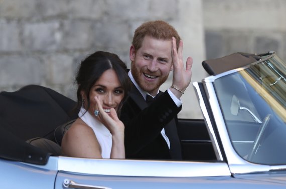 [런던=AP/뉴시스] 2018년 5월19일(현지시간) 해리 왕자와 메건 마클 왕자비가 자신의 결혼식에서 손을 흔들고 있다. 2020.1.20. /사진=뉴시스