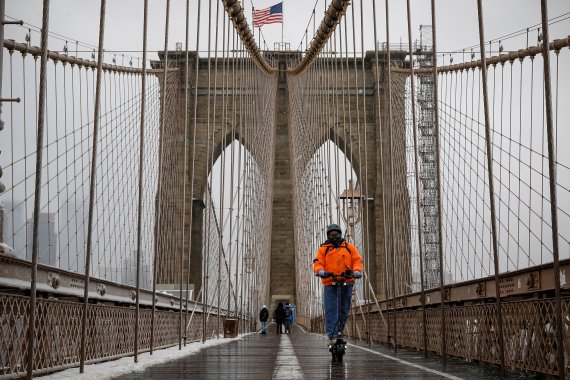 전동스쿠터의 안전성 문제가 다시 도마에 오르고 있다. 지난 2월 19일(현지시간) 한 남성이 미국 뉴욕의 브루클린 다리를 전동스쿠터를 타고 지나고 있다. 로이터뉴스1