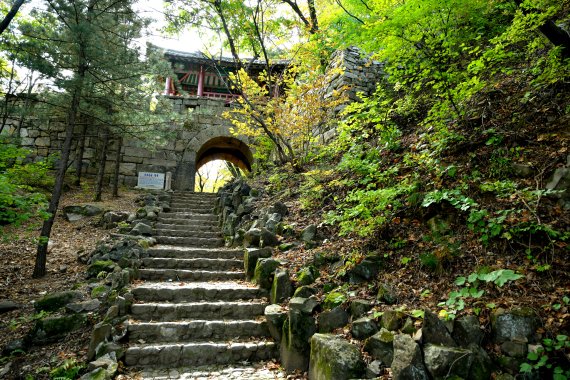 개성 대흥산성의 북문과 바깥쪽 계단 전경. (미디어한국학 제공) 2021.02.20.© 뉴스1