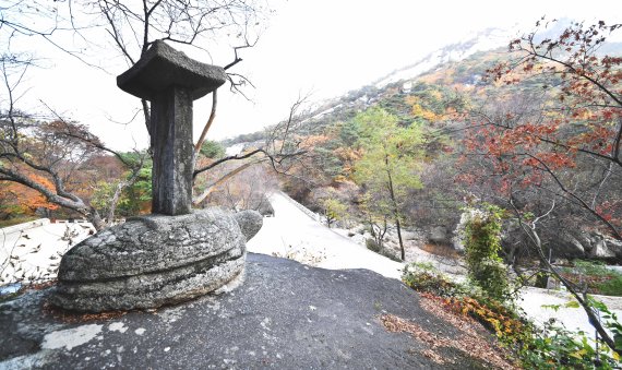 개성 관음사 입구 바위 위에 세워져 있는 관음사사적비. (미디어한국학 제공) 2021.02.20.© 뉴스1