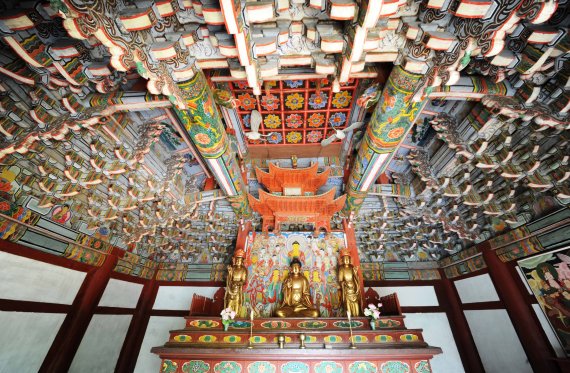 개성 관음사 대웅전 안 불상과 천장 전경. (미디어한국학 제공) 2021.02.20.© 뉴스1