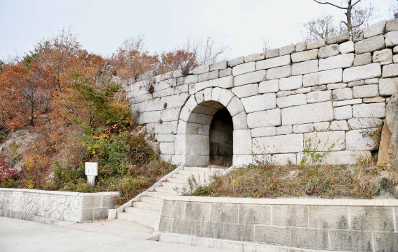 개성 대흥산성 남문. 2018년 북한은 남문과 주변 성곽을 대대적으로 보수하고, 남문에서 북문 사이 약 3km 관광길을 확장, 포장했다. (미디어한국학 제공) 2021.02.20.© 뉴스1