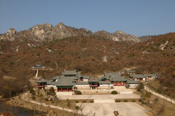 개성 오관산 기슭에 있는 영통사 전경. 2005년에 남북 공동불사로 복원됐다. (미디어한국학 제공) 2021.02.20.© 뉴스1