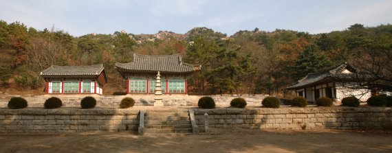 1987년에 개건된 개성 안화사 전경. 중앙에 7층탑에 있고, 대웅전, 나한전(왼쪽), 승당(오른쪽)이 들어서 있다. (미디어한국학 제공) 2021.02.20.© 뉴스1