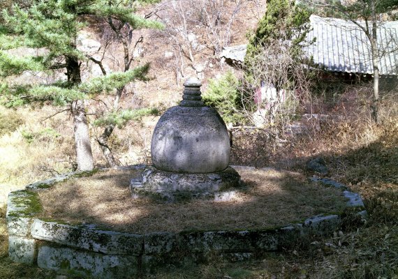 개성 보봉산 기슭에 있는 화장사터에 남아 있는 나한전과 '화장사부도'. 화장사부도는 고려 공민왕 때 조성된 외국 선승의 묘탑이다. (미디어한국학 제공) 2021.02.20.© 뉴스1