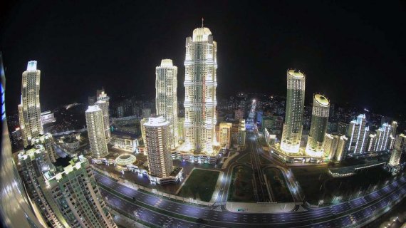 화려한 조명이 수놓은 평양의 려명거리의 야경 사진. 이 곳에는 70층 아파트를 비롯한 고층 건물들이 들어서 있다.(서광 홈페이지 캡처)2020.7.21/뉴스1