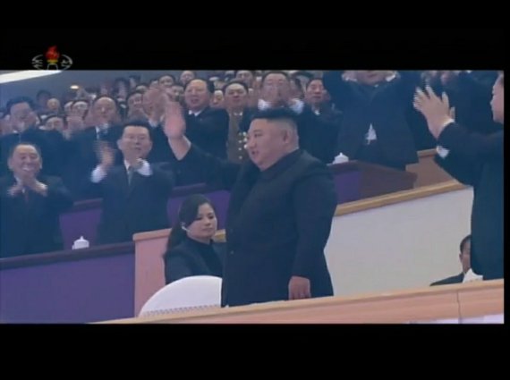 8차 노동당 대회 경축을 위해 열린 대공연 '당을 노래하노라' 에 참석한 김정은 노동당 총비서를 현송월 당 부부장이 수행하고 있다. ('조선중앙TV' 갈무리)