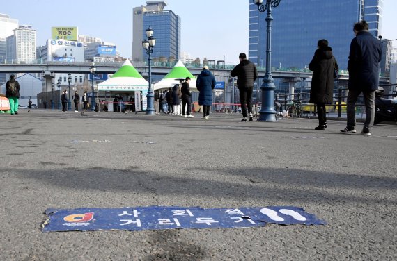 지난 21일 서울역 광장에 마련된 코로나19 임시선별검사소에서 시민들이 검사를 기다리고 있다. /사진=박범준 기자