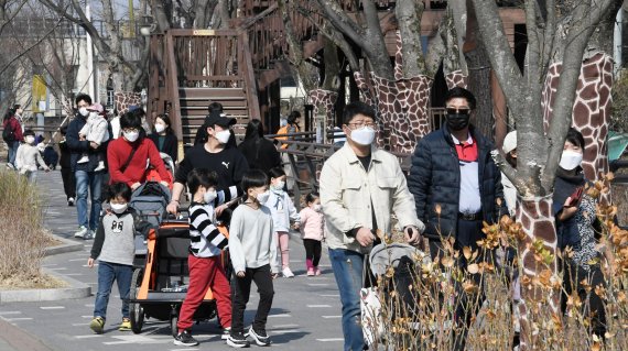 21일 휴일을 맞아 과천 서울대공원을 찾은 시민들이 가벼워진 옷차림으로 포근해진 날씨 속에 나들이를 하고 있다. 사진=박범준 기자