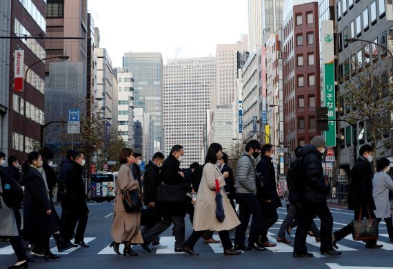 연초 도쿄 시내의 한 횡단보도 거리. 로이터 뉴스1