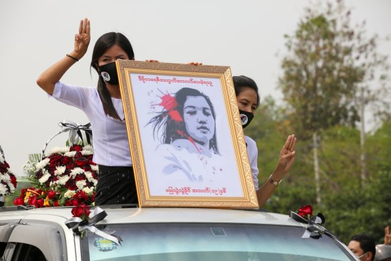 21일 미얀마 수도 네피도에서 군부에 저항하는 시위대가 경찰의 총격에 사망한 먀 뚜웨뚜웨 카인의 초상화를 들고 있다.로이터뉴스1