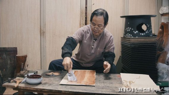 '나전 산수문 벽걸이'를 제작하는 천봉 김정열 명장. 사진제공=양주시