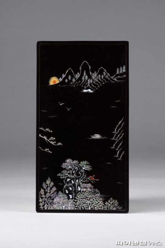 '나전 산수문 벽걸이'를 제작하는 천봉 김정열 명장. 사진제공=양주시