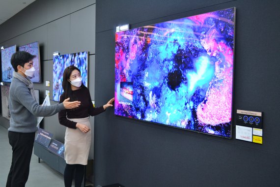 용산 전자랜드 파워센터에서 고객들이 대형 TV를 살펴보고 있다. 전자랜드 제공.