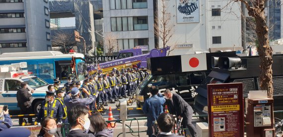 22일 낮 12시40분께 일본 도쿄 미나토구 주일 한국대사관 부근에서 '독도는 일본땅' 이라고 주장하며 도로를 점거한 우익 단체의 차량 앞으로 일본 경찰이 대오를 이루고 있다. 사진=조은효 특파원