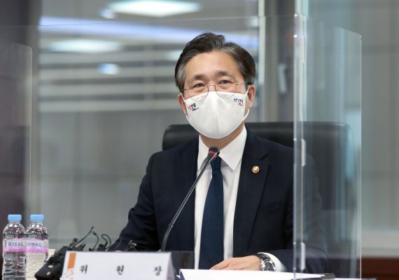 성윤모 산업통상자원부 장관(위원장)은 22일 서울 무역보험공사에서 '2021년도 에너지분야 주요정책 추진방향 등을 논의'하기 위해 열린 '제6기 에너지위원회 출범 및 제22차 에너지위원회'를 주재했다. 성 장관은 인사말을 통해 "탄소중립은 우리에 분명히 도전적인 과제지만 경제주체들의 능동적인 준비와 선제적 대응으로 기업과 산업생태계 경쟁력을 확보하고 새로운 성장 동력 창출의 기회로 적극 활용해 나가야 할 것"이라고 밝혔다. 산업통상자원부 제공
