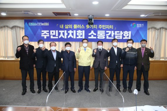 [창원=뉴시스] 강경국 기자 = 허성무 경남 창원시장이 22일 의창구 권역별 주민자치회와 소통간담회를 갖고 있다. (사진=창원시청 제공). 2021.02.22. photo@newsis.com *재판매 및 DB 금지