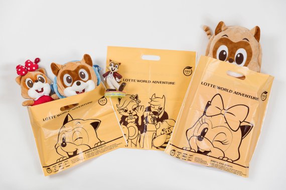 롯데월드가 새로 도입한 친환경 생분해성 쇼핑봉투