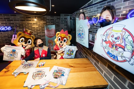 폐현수막을 재활용해 만든 에코백