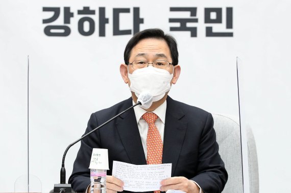 [서울=뉴시스]김진아 기자 = 주호영 국민의힘 원내대표가 23일 오전 서울 여의도 국회에서 열린 원내대책회의에서 발언을 하고 있다. (공동취재사진) 2021.02.23. photo@newsis.com /사진=뉴시스