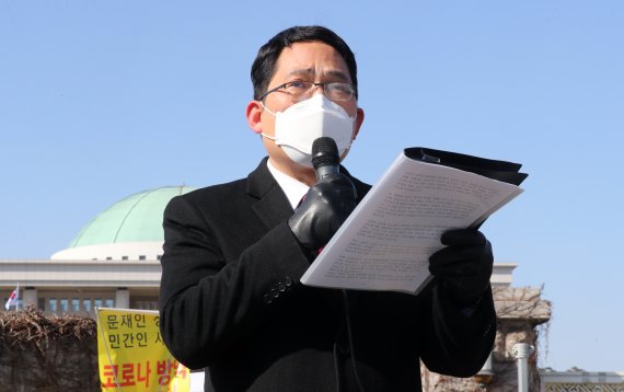 [서울=뉴시스]배훈식 기자 = 최대집 대한의사협회 회장이 지난 17일 오후 서울 여의도 국회 앞에서 코로나19 위기 극복을 위한 의료인 보호와 사기진작 촉구 기자회견을 열고 약사의 대체조제와 한의사의 X-Ray 사용을 허용하는 약사법, 의료법 일부개정법률안 발의에 대한 반대 입장을 표명하고 있다. 2021.02.17. dahora83@newsis.com