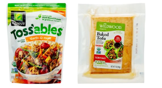 풀무원이 미국에서 '나소야' 브랜드로 판매 중인 큐브형 토핑용 두부(왼쪽)와 데리야끼 소스를 넣어 구운 시즈닝 두부