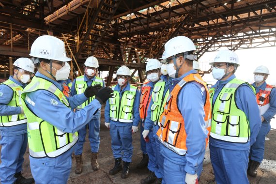 포스코 최정우 회장이 지난 16일 최근 30대 사내하청 근로자 사망사고가 발생한 현장을 확인하고 제철소 직원, 협력사 대표들과 현장 위험요소에 대해 공유하고 개선사항을 당부하고 있다.(포스코 사진제공)© 뉴스1