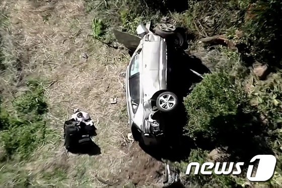 23일(현지시간) 교통사고로 전복된 타이거 우즈의 차량 /사진=로이터뉴스1