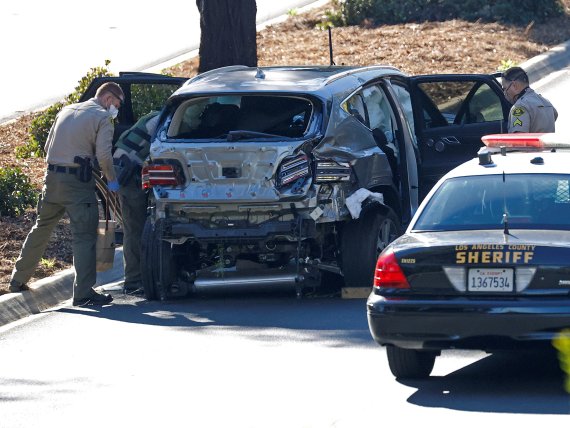 사고로 구겨진 제네시스 GV80이 LA 인근 교외 도로에 놓여져 있다. 골프 황제 타이거 우즈는 이 차량을 과속으로 운전하다가 23일(현지시간) 교통사고를 당하고 병원으로 후송돼 다리 수술을 받았다. 하지만 생명에는 지장이 없는 상태다. /사진=로이터뉴스1