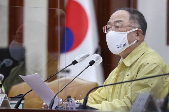 [서울=뉴시스]김명원 기자 = 홍남기 경제부총리 겸 기획재정부 장관이 24일 오전 서울 종로구 정부서울청사에서 영상으로 열린 제30차 비상경제 중앙대책본부 회의에서 발언하고 있다. (공동취재사진) 2021.02.24. photo@newsis.com