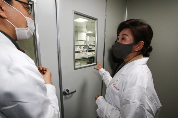 [서울=뉴시스]국회사진기자단 = 서울시장 보궐선거에 출마한 국민의힘 나경원 전 의원이 25일 오전 경기도 성남시 SK바이오사이언스 판교본사를 방문, 연구소를 둘러보고 있다. 2021.01.25. photo@newsis.com