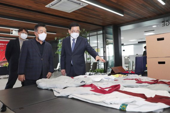 [창원=뉴시스] 강경국 기자 = 허성무 경남 창원시장(오른쪽)과 센트랄 그룹 강태룡 회장이 24일 오전 창원시 의창구 신월동 센트랄 그룹 본사에서 기억자료 기탁식을 갖고 있다. (사진=창원시청 제공). 2021.02.24. photo@newsis.com *재판매 및 DB 금지