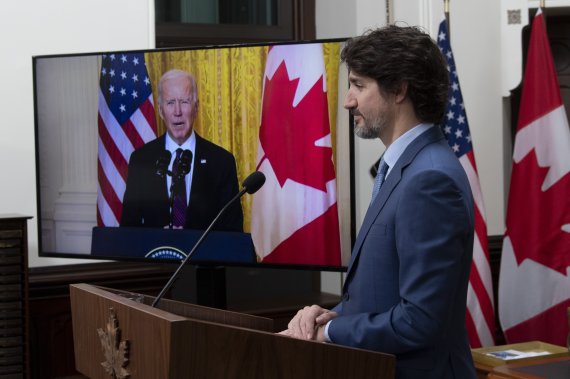 [오타와=AP/뉴시스]쥐스탱 트뤼도 캐나다 총리가 23일(현지시간) 캐나다 오타와에서 미-캐나다 양자 정상회담 전 조 바이든 미국 대통령의 모두 발언을 스크린을 통해 듣고 있다. 2021.02.24.